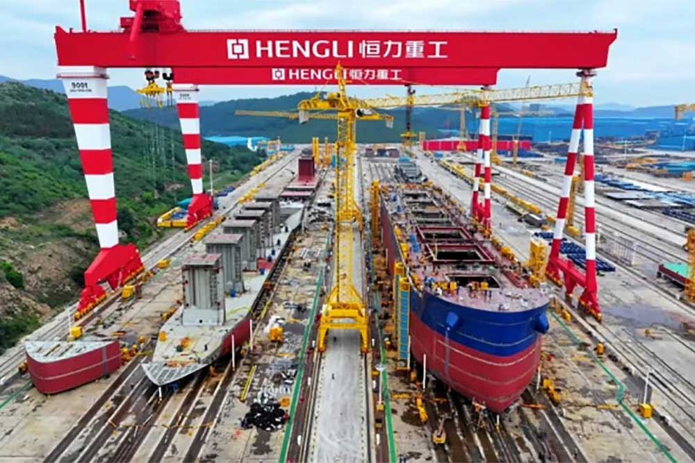 Eine Werft, auf der zwei Schiffe gebaut werden