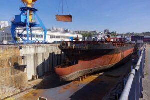 Schiff im Trockendock auf der Recycling-Werft Navaleo – Les Recycleurs Bretons in Brest, Frankreich