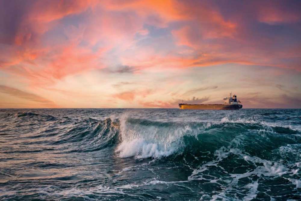 Blick auf ein Schiff, das in weiter Ferne über das Meer fährt