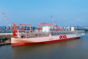 Containerschiff „OOCL Grace“ vor dem Gelände der NACKS-Werft in China