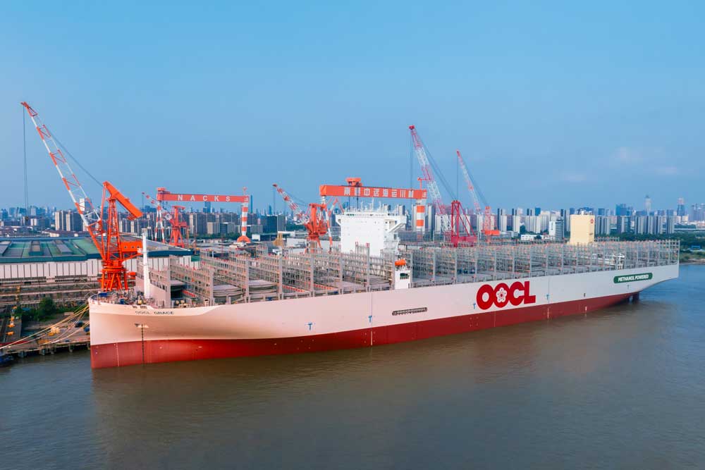 Containerschiff „OOCL Grace“ vor dem Gelände der NACKS-Werft in China
