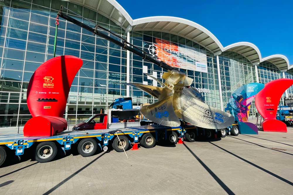 Die Aufstellung des Propellers läutet die SMM ein, die ab kommenden Dienstag beginnt (© Wroblewski)