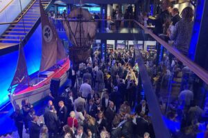 Menschen im Internationalen Maritimen Museum in Hamburg