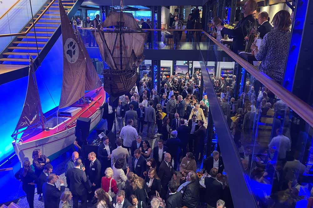 Menschen im Internationalen Maritimen Museum in Hamburg