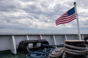 Eine Flagge der USA auf einem Schiff