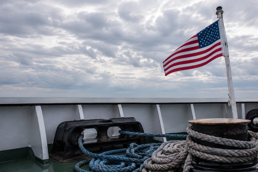 Eine Flagge der USA auf einem Schiff