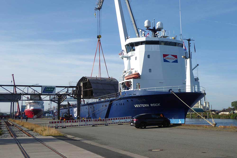 So lieferte jetzt das niederländische Schwergutschiff „Western Rock“ (IMO 9827554) der Reederei Hartmann Seatrade aus Flensburg kommend mehrere Stahl-Großsektionen an der Labardorkaje, direkt vor der Lunehalle von Stahlbau Nord im Bremerhavener Fischereihafen an