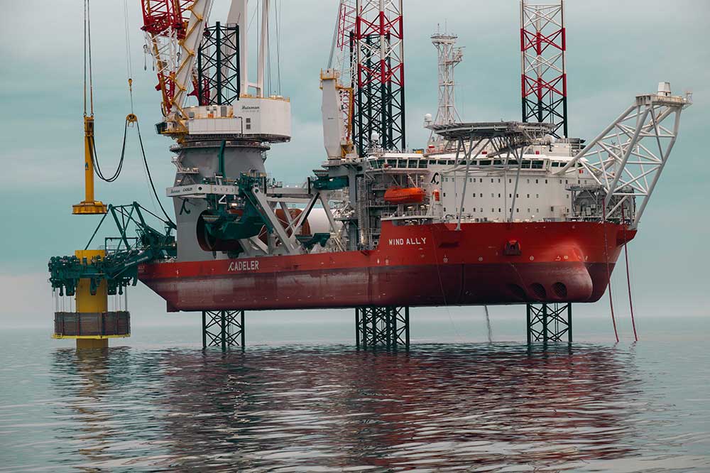 Das Cadeler-Schiff "Wind Ally" mit Ausrüstung von Menck (© Cadeler)