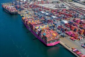 Containerschiffe im Hafen von Los Angeles