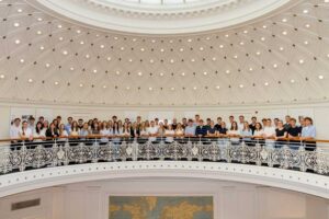 Junge Menschen an einer Balustrade