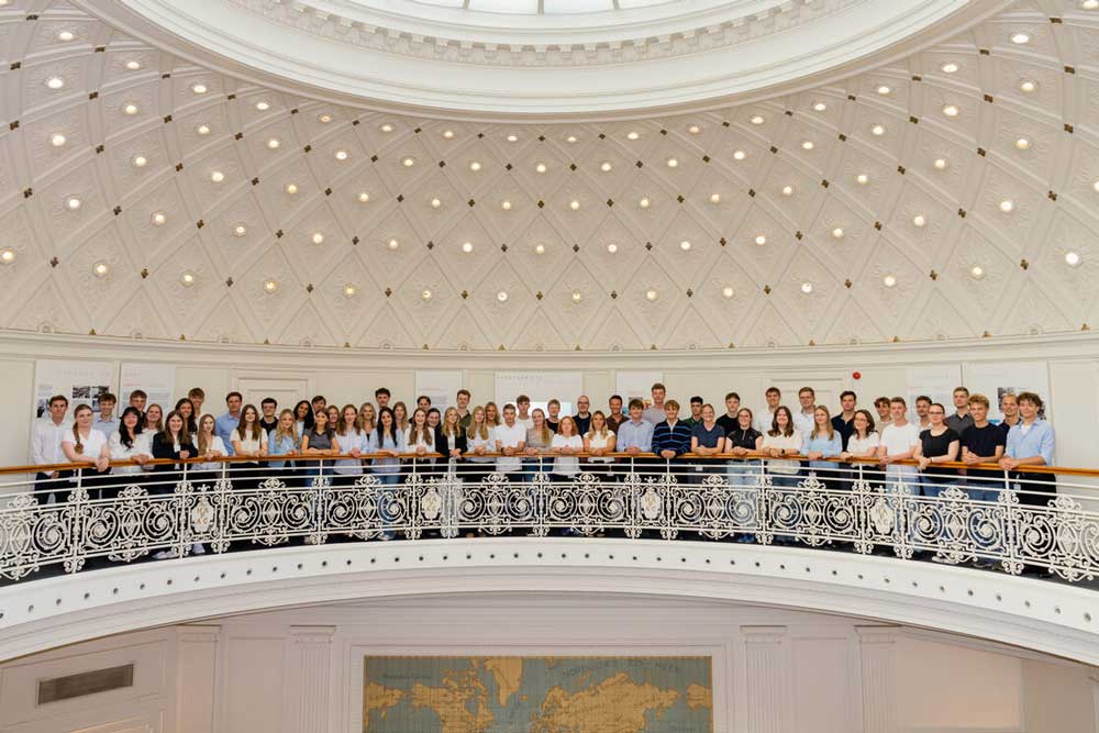 Junge Menschen an einer Balustrade