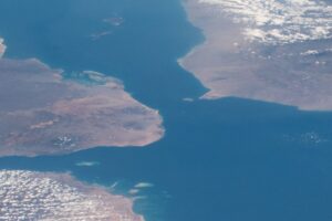 Die Meerenge Bab el-Mandeb verbindet das Rote Meer mit dem Golf von Aden und zählt zu den wichtigsten Nadelöhren der internationalen Schifffahrt (© Earth Science and Remote Sensing Unit, NASA Johnson Space Center / Wikimedia Commons)