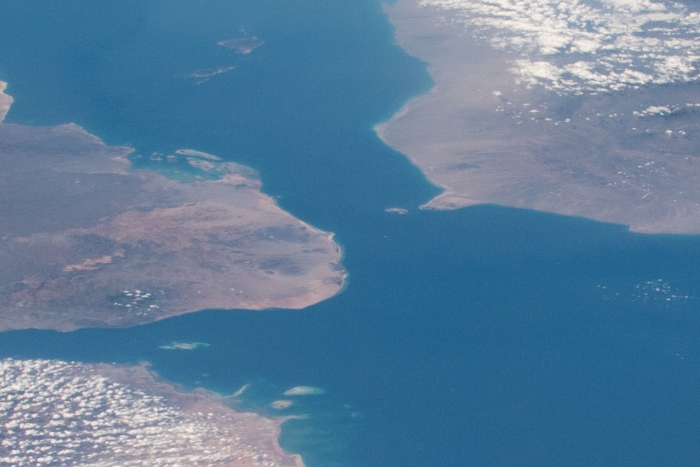 Die Meerenge Bab el-Mandeb verbindet das Rote Meer mit dem Golf von Aden und zählt zu den wichtigsten Nadelöhren der internationalen Schifffahrt (© Earth Science and Remote Sensing Unit, NASA Johnson Space Center / Wikimedia Commons)