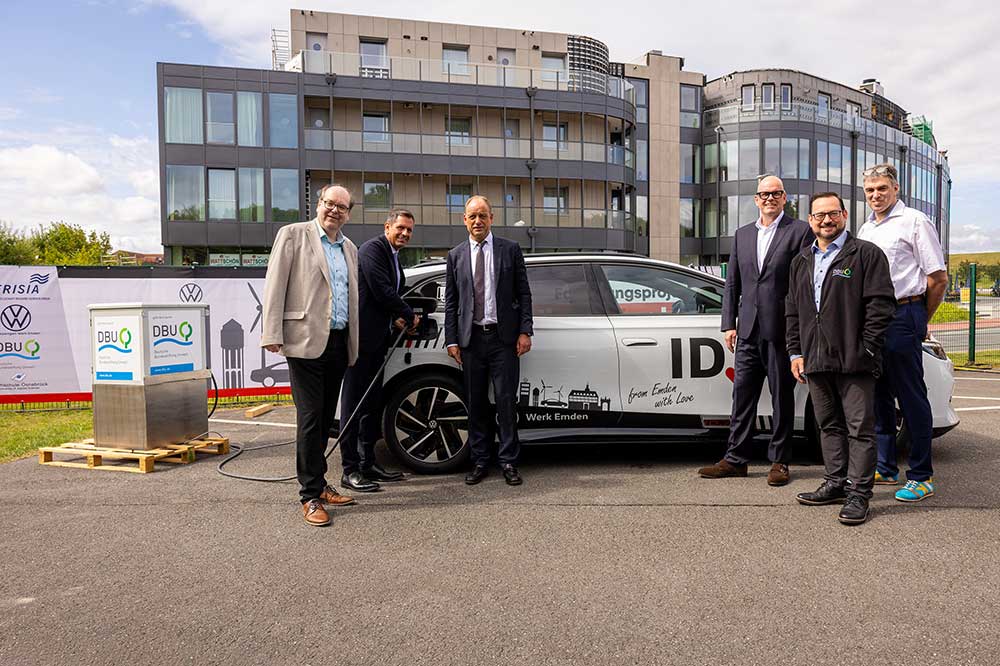 (v.l.) Umweltminister Christian Meyer, Ministerpräsident Olaf Lies, Frisia-Vorstand Carl-Ulfert Stegmann, Enno Fehse, Leiter des Volkswagen Werks Emden, Alexander Bonde Generalsekretär der Deutschen Bundesstiftung Umwelt, und Prof. Dr.-Ing. Hans-Jürgen Pfisterer, Hochschule Osnabrück, nehmen den ersten Prototyp der neu entwickelten Ladesäule in Betrieb