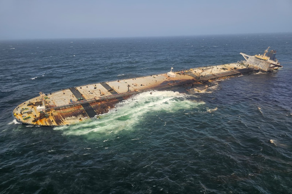 Der havarierte Tanker „Caroline Bezengi“ vor der Küste Omans. Ambrey hat mit den Bergungsarbeiten begonnen (© Wygand)