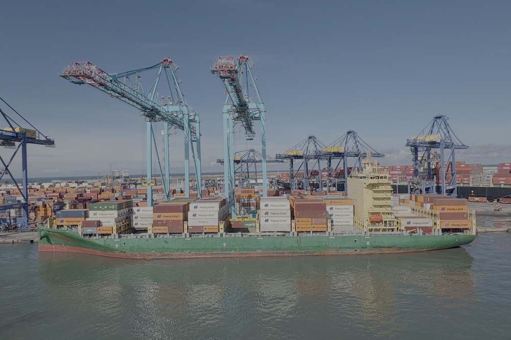 Ein Feeder im Hafen