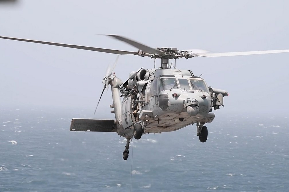 Ein MH-60-Hubschrauber der US Navy feuerte zwei Hellfire-Raketen in den Maschinenraum der "Vela Nova" ab, nachdem die zivile Besatzung des Schiffs wiederholte Warnungen der amerikanischen Streitkräfte ignoriert haben soll (© X /U.S. Central Command)
