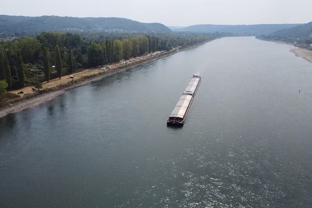 Ein Binnenschiff auf dem Rhein