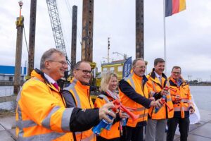 Holger Banik (Geschäftsführer der Niedersachsen Ports GmbH & Co. KG): Grant Hendrik Tonne (Niedersächsischen Minister für Wirtschaft, Verkehr; Alexandra Brandt, (stv. Niederlassungsleiterin Cuxhaven und Stade der Niedersachsen Ports); Uwe Santjer (Oberbürgermeister der Stadt Cuxhaven) Volker Weiß (Geschäftsführer der Niedersachsen Ports); Knut Kokkelink (Niederlassungsleiter Cuxhaven und Stade der Niedersachsen Ports starten lautstark die Bauarbeiten am Hansakai.