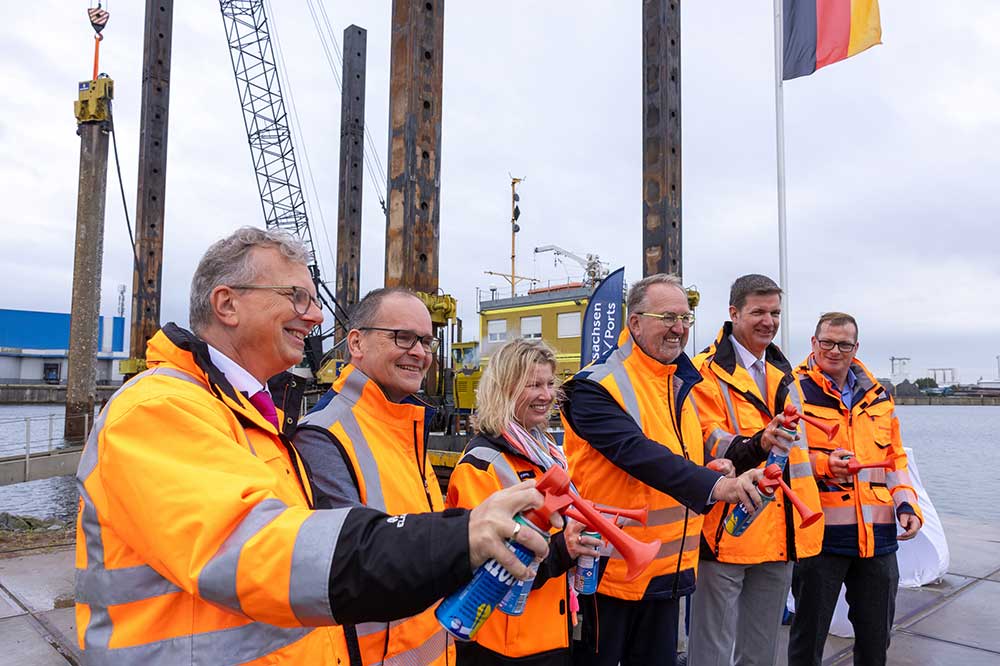 Holger Banik (Geschäftsführer der Niedersachsen Ports GmbH & Co. KG): Grant Hendrik Tonne (Niedersächsischen Minister für Wirtschaft, Verkehr; Alexandra Brandt, (stv. Niederlassungsleiterin Cuxhaven und Stade der Niedersachsen Ports); Uwe Santjer (Oberbürgermeister der Stadt Cuxhaven) Volker Weiß (Geschäftsführer der Niedersachsen Ports); Knut Kokkelink (Niederlassungsleiter Cuxhaven und Stade der Niedersachsen Ports starten lautstark die Bauarbeiten am Hansakai.