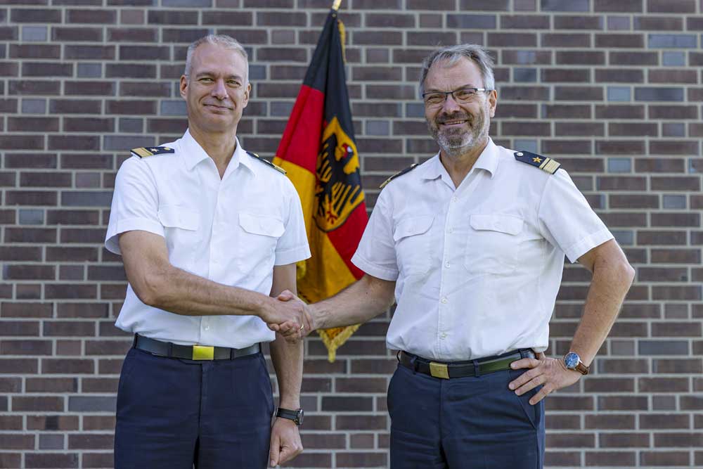 Das Kommando über das Marineunterstützungskommando (MUKdo) ging vom Flottillenadmiral David Hembold (li.) an Flottillenadmiral Andreas Czerwinski (re.) über © Bundeswehr/Steckmann