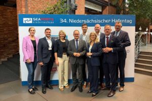 v.l.n.r.:, Vera Butterweck-Kruse (Gesellschafterin Butterweck Rundholzlogistik GmbH & Co. KG), Lukas Augustin (Geschäftsführer Augustin Entsorgung Holding GmbH), Bürgermeisterin Vanessa Gattung (Stadt Papenburg), Wirtschaftsminister Grant Hendrik Tonne, Dr. Maximilian Ueberschaar (Geschäftsführer ProRC GmbH), Inke Onnen-Lübben (Geschäftsführerin Seaports of Niedersachsen GmbH), Dirk Wobken (Leiter der Standortentwicklung Meyer Werft GmbH), Michael de Reese (Sprecher der Arbeitsgemeinschaft niedersächsische Seehäfen) und Herwart Wilms (Präsident der FEAD & Vorsitzender im Ausschuss für Rohstoffpolitik beim BDI)