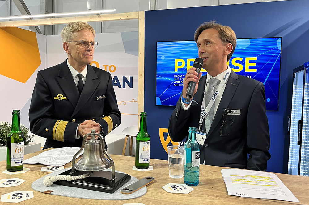 Konteradmiral Christoph Müller-Meinhard, Kommandeur Unterstützung, Marinekommando, und Dr.-Ing. Björn Weidemann, Geschäftsführer der MTG Marinetechnik GmbH, beim heutigen Event zum 60-jährigen Bestehen. (Foto: ES&T/Dorothee Frank)