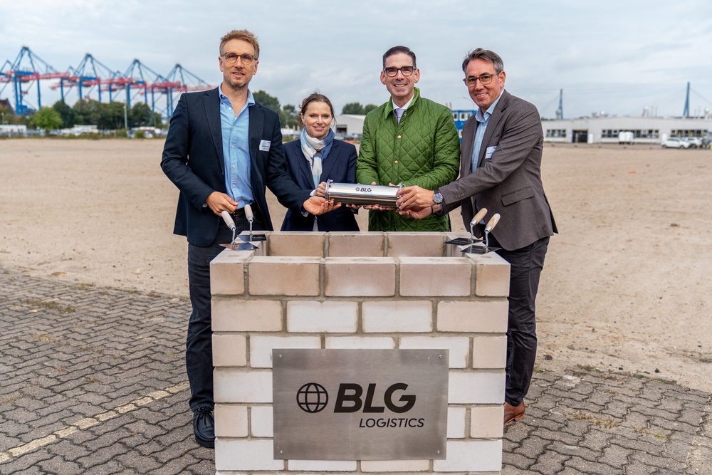 Grundsteinlegung am BLG Autoterminal Hamburg: Mark Gieseke, Wirtschaftssenatorin Melanie Leonhard, BLG-Chef Matthias Magnor und BLG-Niederlassungsleiter Sven Bröker (v. l.) (© BLG)
