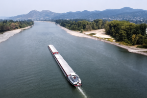 Niedrigwasser am Rhein bei Bad Honnef: Sinkende Wasserstände begrenzen die Beladung der Güterschiffe. Die Aufnahme entstand im August 2026. Seitdem hat sich die Situation nur zweitweise entspannt(© Wygand)
