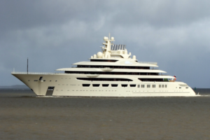 Die 156 m lange Megayacht „Dilbar“ liegt seit 2022 bei der Lürssen-Werft in Bremen fest. Das BAFA hat nun Berufung gegen ein Urteil zugunsten der Werft eingelegt (© Christian Eckardt)