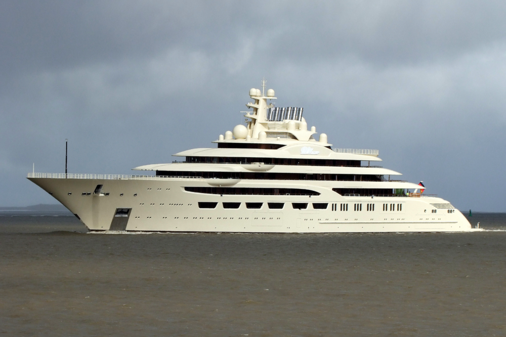 Die 156 m lange Megayacht „Dilbar“ liegt seit 2022 bei der Lürssen-Werft in Bremen fest. Das BAFA hat nun Berufung gegen ein Urteil zugunsten der Werft eingelegt (© Christian Eckardt)