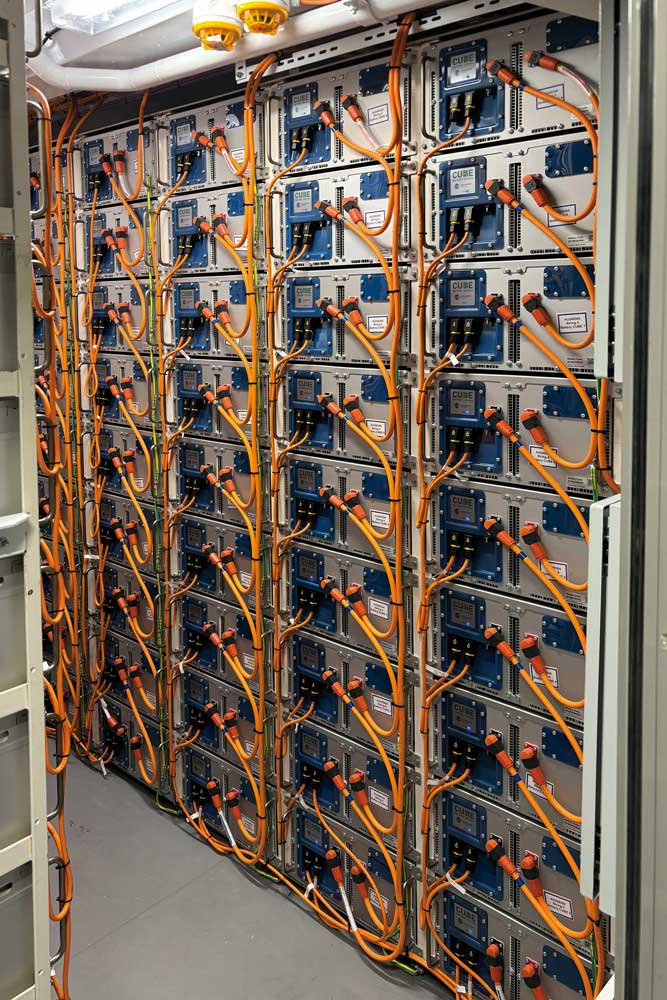 Installierte „Cube“-Batteriesysteme im Maschinenraum eines Schiffs