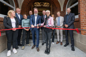 Von links: Wiebke Zweig, Mitglied des Landtags SH, Andreas Burmester, maritime Koordinator der Landesregierung Schleswig-Holstein, Nelly Waldeck, Mitglied im Schleswig-Holsteinischen Landtag, Malte-Jannik Krüger, Mitglied im Schleswig-Holsteinischen Landtag, Claus Ruhe Madsen, Minister für Wirtschaft, Verkehr, Arbeit, Technologie und Tourismus des Landes Schleswig-Holstein, Stéphane Beemelmans, stellvertretender Vorsitzender des DLR-Vorstandes, Prof. Dr.-Ing. Anke Kaysser-Pyzalla, Vorstandsvorsitzende des DLR, Friederike Kampschulte, Ministerium für Allgemeine und Berufliche Bildung, Wissenschaft, Forschung und Kultur, Truels Reichardt, Mitglied des Deutschen Bundestages, Prof. Sören Ehlers, Direktor des DLR-Instituts für Maritime Technologien und Antriebssysteme.