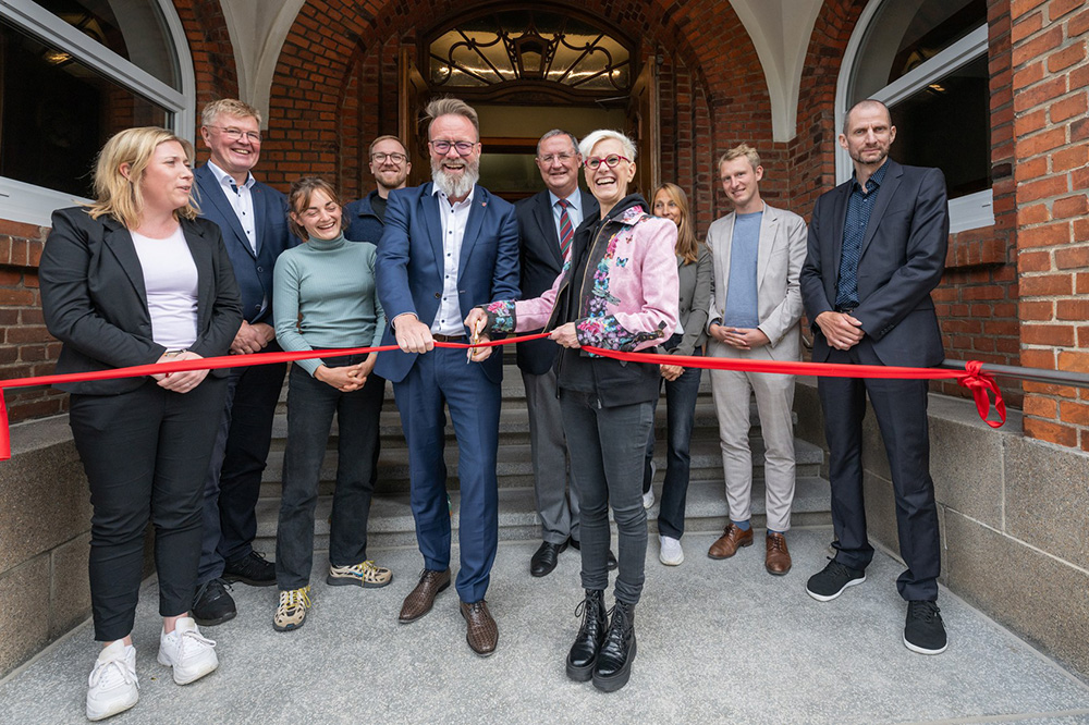 Von links: Wiebke Zweig, Mitglied des Landtags SH, Andreas Burmester, maritime Koordinator der Landesregierung Schleswig-Holstein, Nelly Waldeck, Mitglied im Schleswig-Holsteinischen Landtag, Malte-Jannik Krüger, Mitglied im Schleswig-Holsteinischen Landtag, Claus Ruhe Madsen, Minister für Wirtschaft, Verkehr, Arbeit, Technologie und Tourismus des Landes Schleswig-Holstein, Stéphane Beemelmans, stellvertretender Vorsitzender des DLR-Vorstandes, Prof. Dr.-Ing. Anke Kaysser-Pyzalla, Vorstandsvorsitzende des DLR, Friederike Kampschulte, Ministerium für Allgemeine und Berufliche Bildung, Wissenschaft, Forschung und Kultur, Truels Reichardt, Mitglied des Deutschen Bundestages, Prof. Sören Ehlers, Direktor des DLR-Instituts für Maritime Technologien und Antriebssysteme.