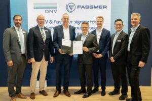 Vertreter von DNV und Fassmer auf der SMM 2026