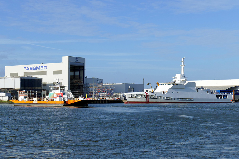 Am Stammsitz des deutschen Schiffbauers Fr. Fassmer GmbH & Co. KG in Berne an der Unterweser wurde jetzt das erste von vier neuen Offshore-Patrouillenschiffen (OVP) für die Küstenwache von Singapur aus der großen Schiffbauhalle ausgedockt