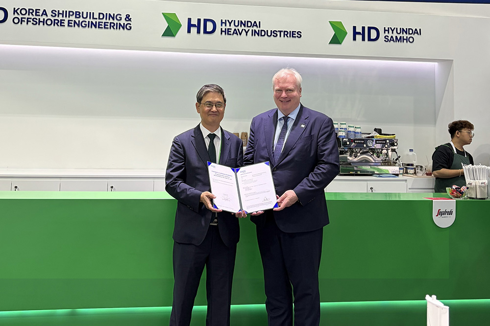 Hong Ryeul Ryu, Senior Executive Vice President & CTO, HD HHI and Vidar Dolonen, Regional Manager for Korea & Japan at DNV, at the AiP presentation.