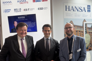 v.l.: Peter Tamm, Verleger des Fachmagazins „HANSA – International Maritime Journal“, Christoph Ploß und HANSA-Chefredkteur Michael Meyer auf dem SMM-Stand der HANSA (© Wygand)