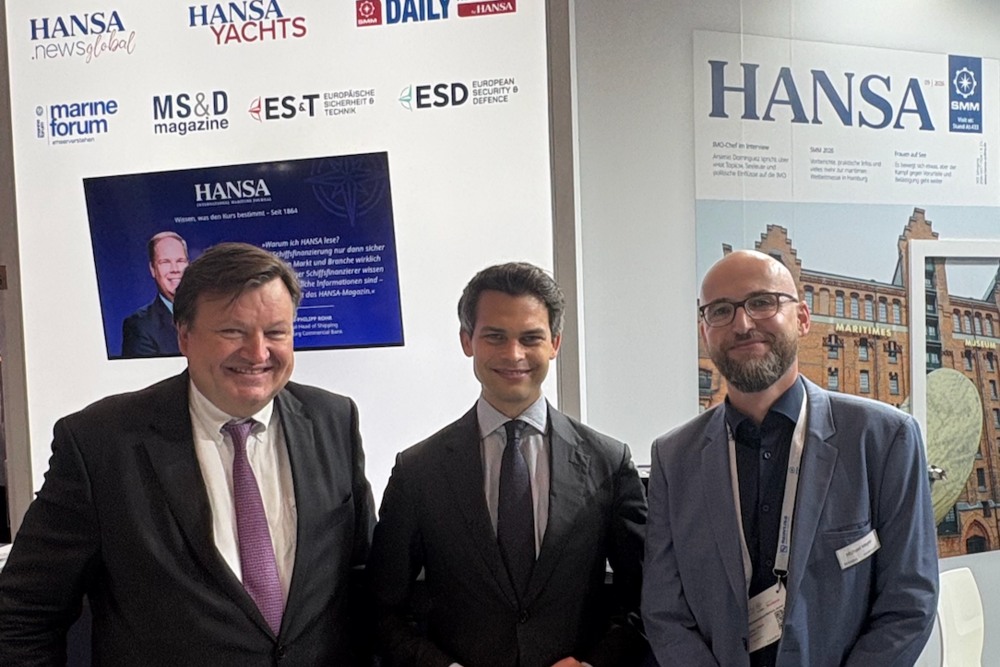 v.l.: Peter Tamm, Verleger des Fachmagazins „HANSA – International Maritime Journal“, Christoph Ploß und HANSA-Chefredkteur Michael Meyer auf dem SMM-Stand der HANSA (© Wygand)