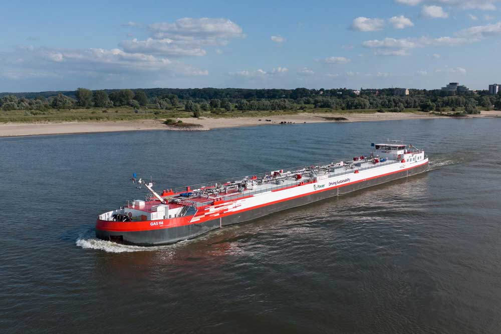 Binnentankschiff „Gas 94“ auf einem Fluss