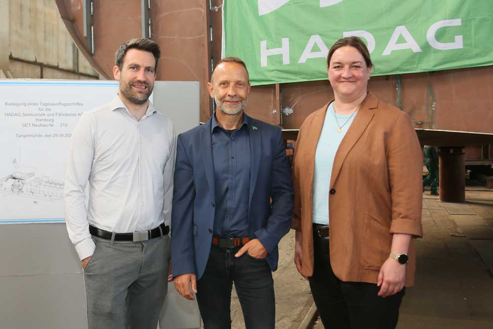 Kiellegung des zweiten, vollelektrischen Fähre bei SET (v.l.): Martin Lobmeyer (Vorstand Hadag), Olaf Deter (Geschäftsführer SET) und Tanja Cohrt (Vorständin Hadag) (© Hadag)