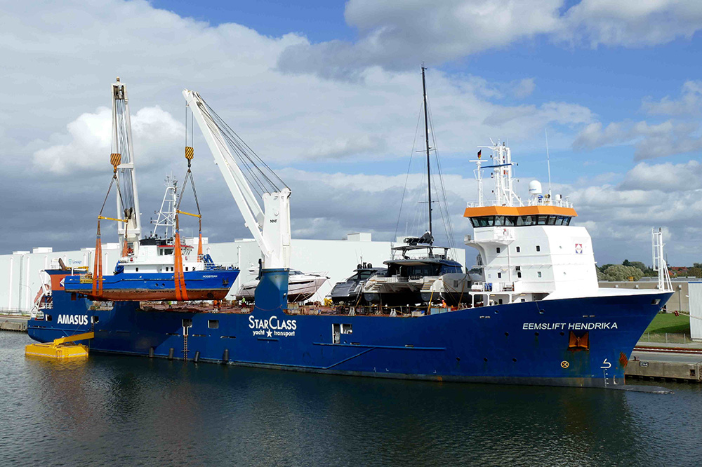 In Bremerhavener Fischereihafen wurde am Freitagmittag das rund 175 Tonnen schwere Offshore- und Vermessungsschiff „Hogstean“ (IMO 8324610) an Bord des niederländischen Schwergutfrachters „Eemslift Hendrika“ (IMO 9671486) der Reederei Amasus Shipping mit dem eigenen Ladegeschirr über die Steuerbordseite übernommen.