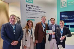 Übergabe des Zertifikats auf der Monaco Yacht Show (© Lloyd’s Register)