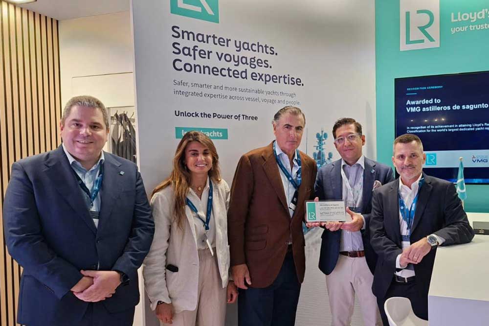Übergabe des Zertifikats auf der Monaco Yacht Show (© Lloyd’s Register)