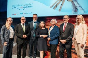 Die Wirtschaftsminister und -senatorinnen mit MCN-Geschäftsführerin Jessica Wegener (li) und der 2. MCN-Vorsitzenden Kerstin Broocks (re)