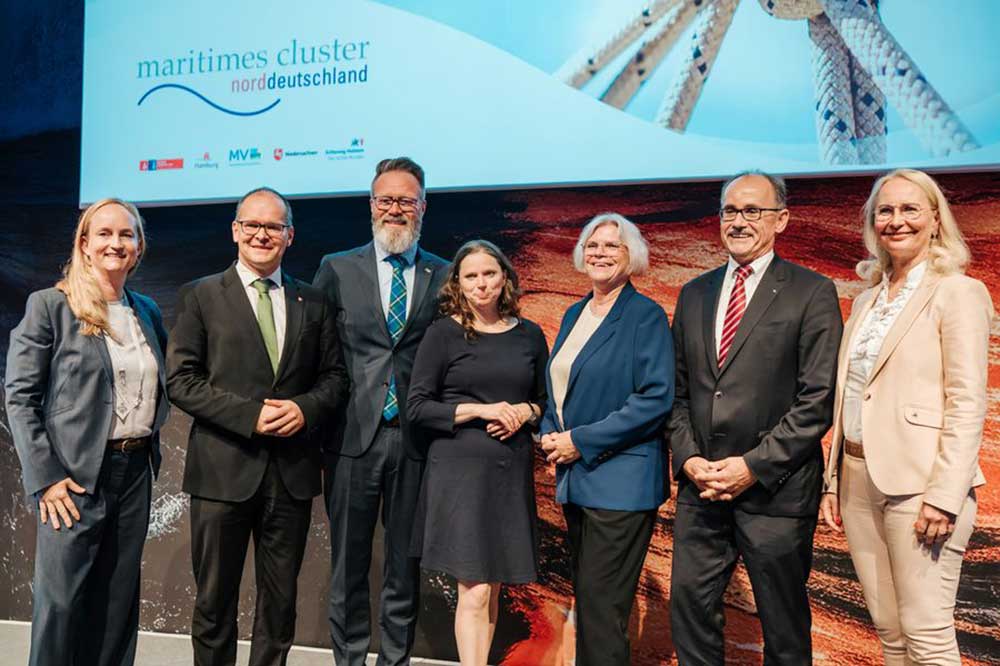 Die Wirtschaftsminister und -senatorinnen mit MCN-Geschäftsführerin Jessica Wegener (li) und der 2. MCN-Vorsitzenden Kerstin Broocks (re)