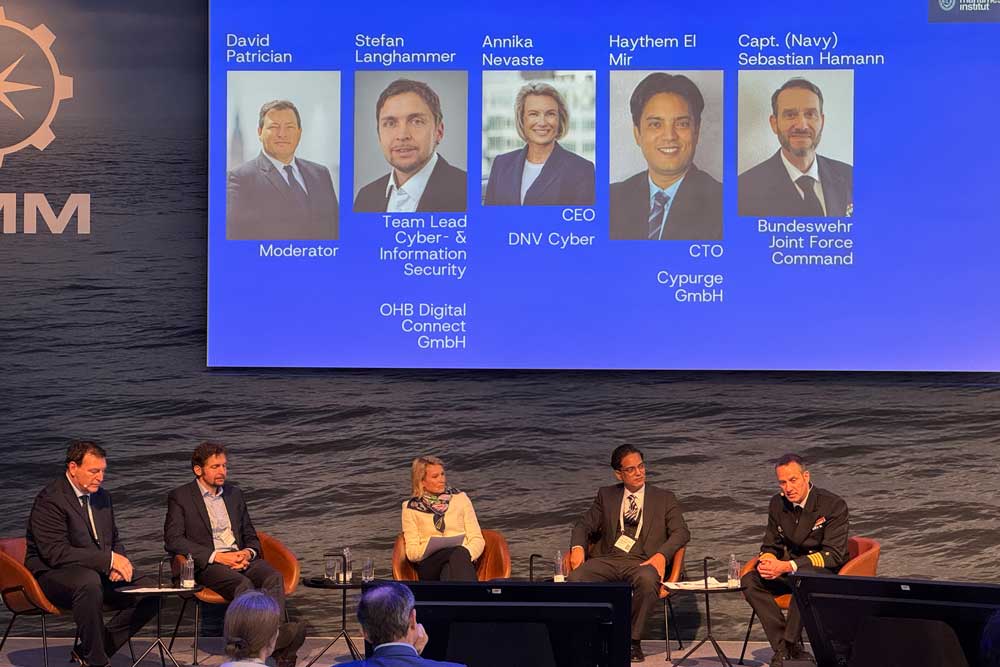 (v.l.) Moderator David Patrician, Stefan Langhammer (OHB Digital Connect), Annika Nevaste (DNV Cyber), Haythem El Mir (Cypurge), Capt. Sebastian Hamann (Bundeswehr)