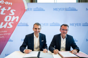 Unterzeichnung der Rahmenvereinbarung durch Dermot Fleischmann (l., E.ON) und Jörg Heidelberg (r., MEYER WERFT).