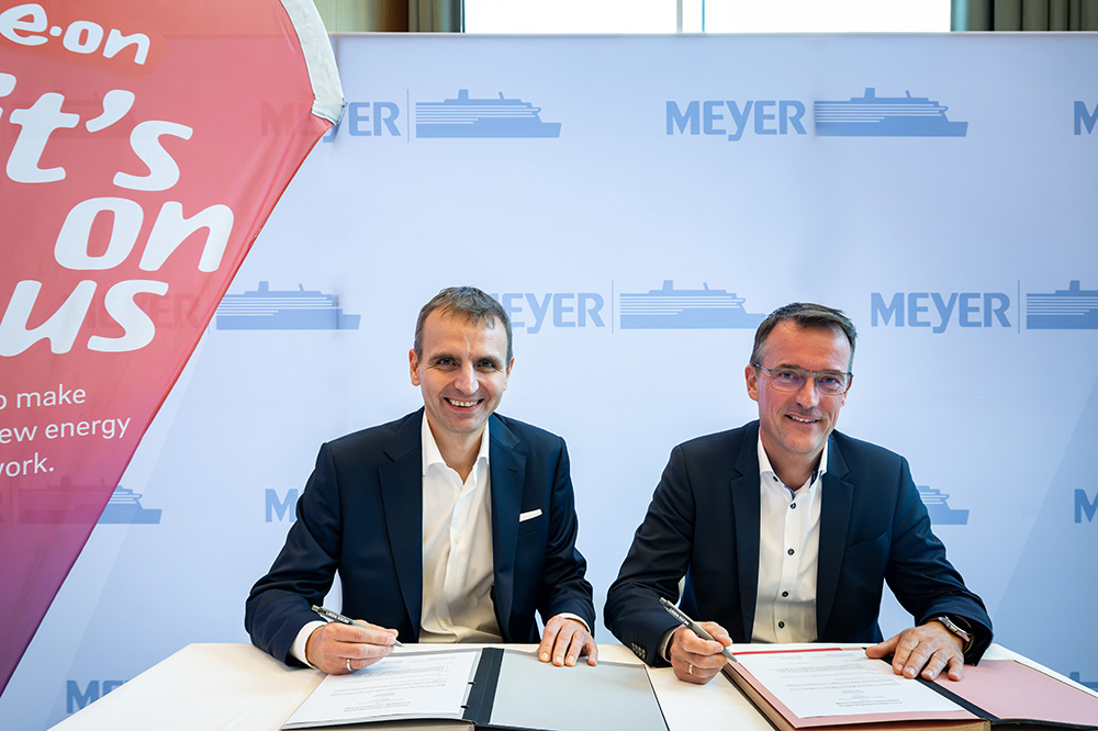 Unterzeichnung der Rahmenvereinbarung durch Dermot Fleischmann (l., E.ON) und Jörg Heidelberg (r., MEYER WERFT).