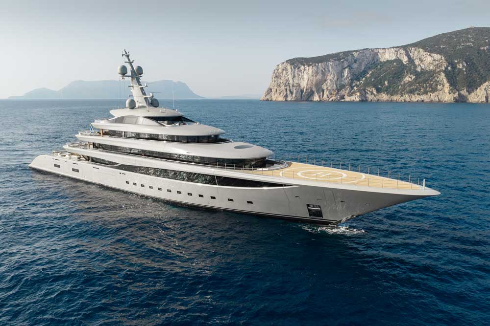 Die rund 102 m lange „Nixie“ feiert ihr Debüt in Monaco (© Lürssen / Charl van Rooy)